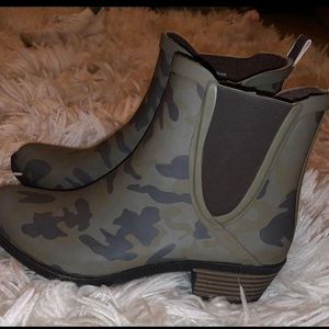 LUCKY Camo booties